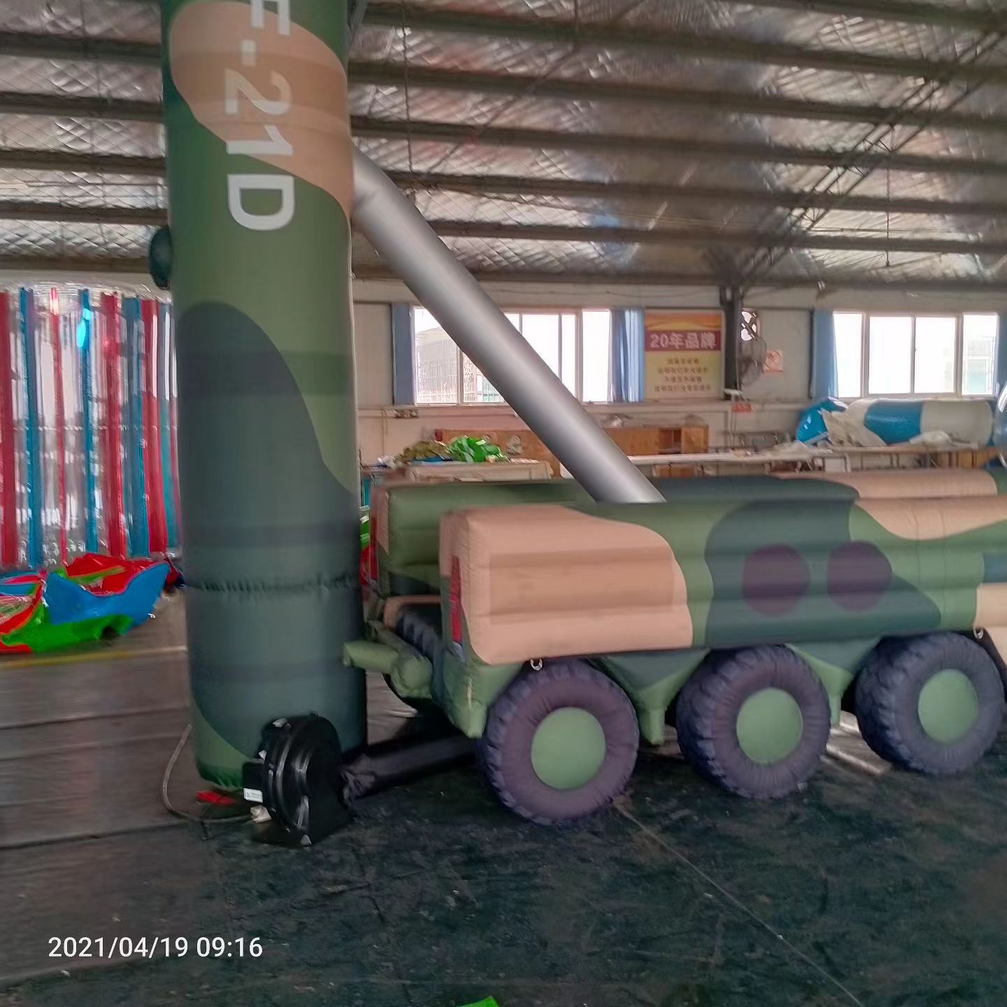 秀屿军事演习中的充气目标车辆：模拟发射车雷达车坦克飞机
